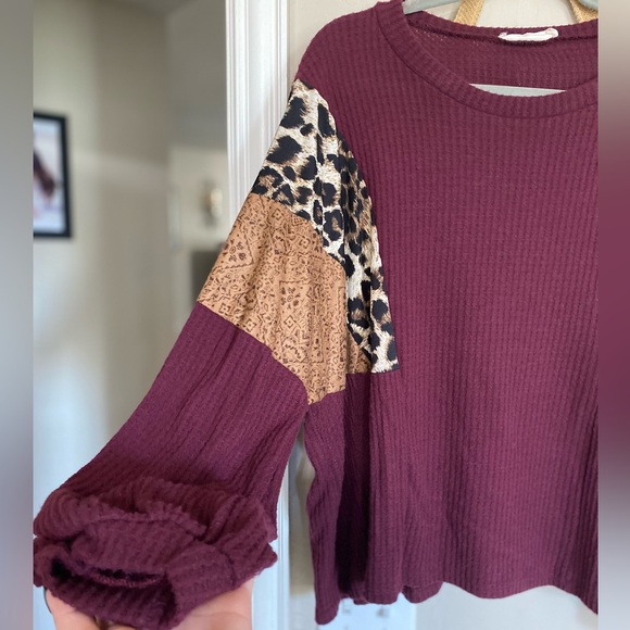 Vine and Love burgundy Leopard Flowy top S - Picture 4 of 7